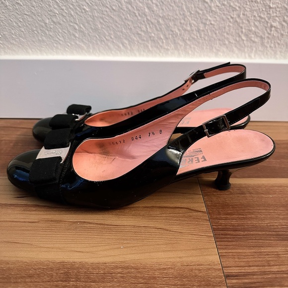 SALVATORE FERRAGAMO Cadmio Black Patent Leather Bow Kitten Heel Shoes Sz 7.5 AA - Picture 3 of 8